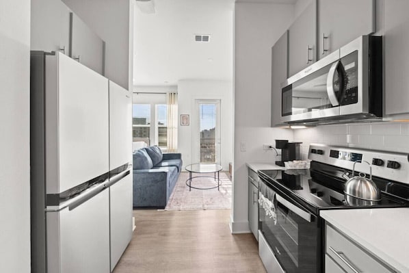 Køleskab, mikrobølgeovn, ovn, kogeplade