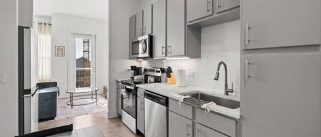 Frigorifero, microonde, forno, piano cottura