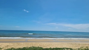 Una spiaggia con cieli sereni e acque calme.