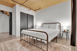 2 bedrooms, desk, iron/ironing board, WiFi