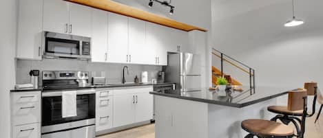 Frigorifero, microonde, forno, piano cottura