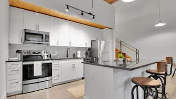 Een koelkast, een microgolfoven, een oven, een kookplaat