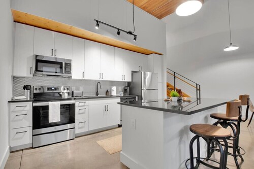 Stylish, Roomy 2BD Loft | Pool | 5 mins to DT GVL
