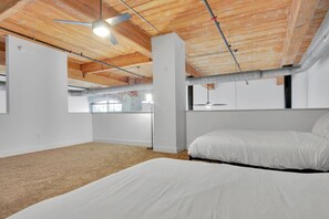 2 室のベッドルーム、デスク、アイロン / アイロン台、WiFi