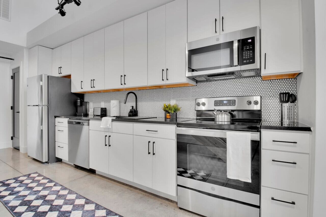 Kjøleskap, mikrobølgeovn, ovn og kokeplater