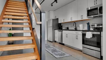 Een koelkast, een magnetron, een oven, een kookplaat