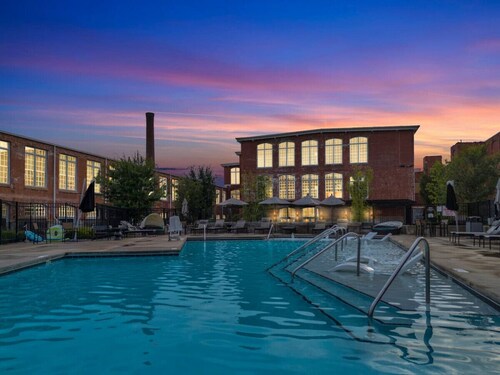 Bright, Cozy Loft | Pool | Gym | Great location!