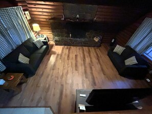 TV, lareira, mesa de pingue-pongue