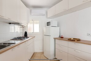 Refrigerador, microondas, parrilla de estufa y cafetera y tetera
