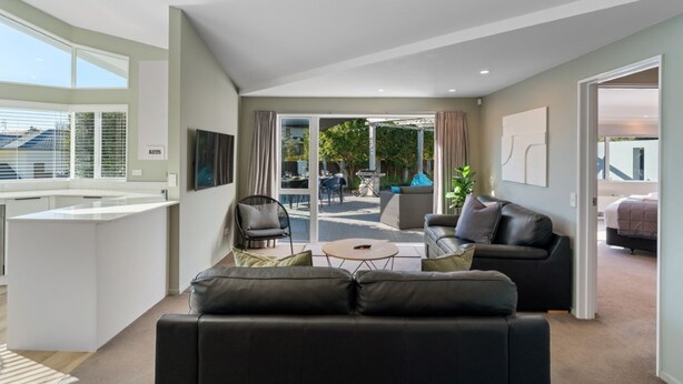 Eine moderne Wohnung mit Küche, Wohnbereich und Balkon.