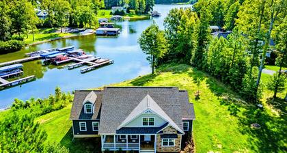 Lakefront w/ Hot Tub @ Lake Anna