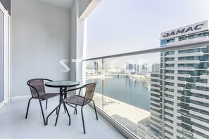 Outdoor dining - Staycae Holiday Homes 1 Bedroom Family Apartment - Reva (Dubai)