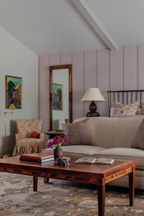 Carriage | Living area | 42-inch Smart TV with digital channels - The Menagerie (Fredericksburg)