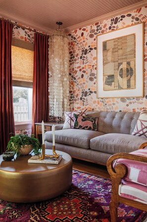 Luxury-Bungalow | Wohnbereich | 42-Zoll-Smart-TV mit Digitalempfang