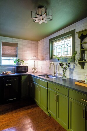 Luxe bungalow | Privékeuken | Een microgolfoven, een koffiezetapparaat/waterkoker