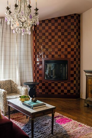 La Hermosa | Living area | 42-inch Smart TV with digital channels - The Menagerie (Fredericksburg)