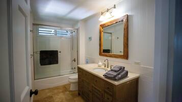 Regadera, secadora de cabello, toallas, jabón