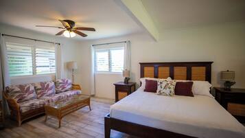 5 slaapkamers, een bureau, een strijkplank/strijkijzer, reisbedje