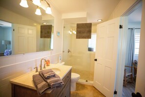 Ducha, secador de pelo, toallas, jabón