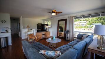 Een smart-tv, tafelvoetbal en boeken