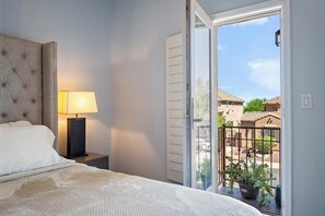 4 bedrooms, desk, iron/ironing board, free WiFi - Chandler Keep – Medieval Spanish Villa, BBQ Courtyard & Prime South Chandler (Chandler)