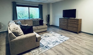 Smart TV, videojuegos, futbolito y videoteca