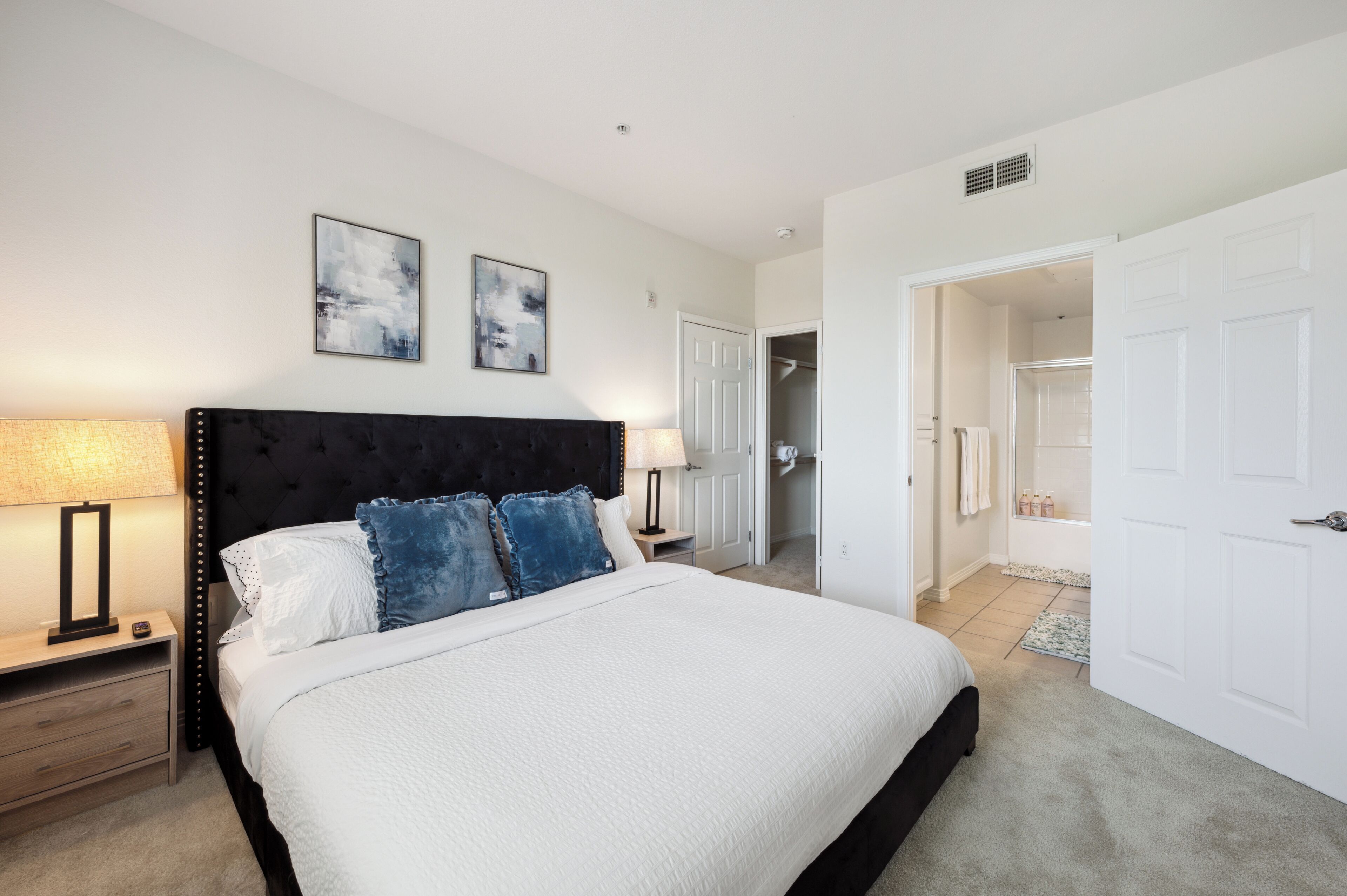 2 habitaciones, tabla de planchar con plancha, wifi y ropa de cama 