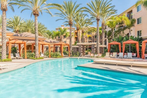 Pool - Cozy 2-bedroom apartment 7 min from Disneyland! Free parking and pool! (Orange)