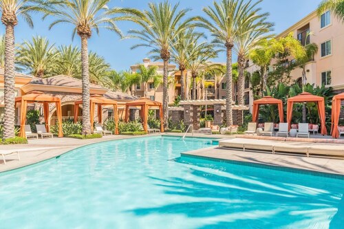 Cozy 2-bedroom apartment 7 min from Disneyland! Free parking and pool!