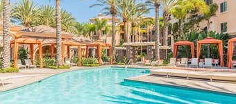 Cozy 2-bedroom apartment 7 min from Disneyland! Free parking and pool!