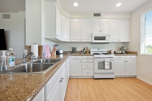 Private kitchen - Cozy 2-bedroom apartment 7 min from Disneyland! Free parking and pool! (Orange)