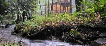 Waterfalls, Hot Tub, WiFi, Fire Pit, Decks, 40 acres + National Forest