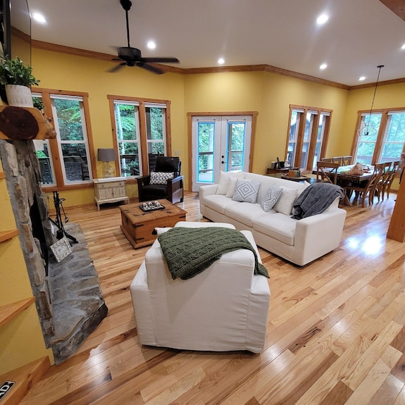 Waterfalls, Hot Tub, Wifi, Fire Pit, Decks, 40 Acres + National Forest - Franklin, NC