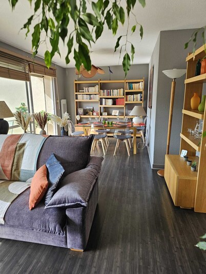 Quiet 2B/1B Downtown Condo, Hills View, Bright, Spacious, Recently Remodeled