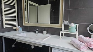 Haartrockner, Handtücher, Seife, Shampoo