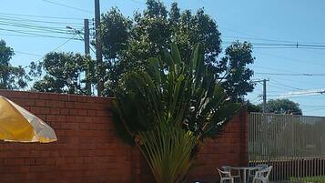 Ulkouima-allas, aurinkovarjoja, aurinkotuoleja