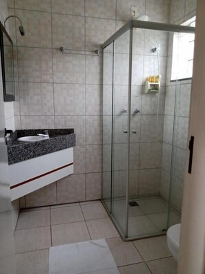 Shower, hair dryer, towels, soap - LEME PLAZA HOTEL (Leme)