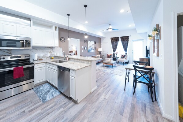 Private kitchen - 1B ~Chic 2-bedroom condo with WiFi, AC in fantastic Katy (Katy)