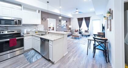 1B ~Chic 2-bedroom condo with WiFi, AC in fantastic Katy