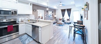 1B ~Chic 2-bedroom condo with WiFi, AC in fantastic Katy