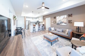 Living area - 1B ~Chic 2-bedroom condo with WiFi, AC in fantastic Katy (Katy)