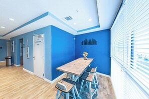 Dining - 1B ~Chic 2-bedroom condo with WiFi, AC in fantastic Katy (Katy)
