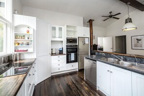 Jääkaappi, mikroaaltouuni, uuni, liesi