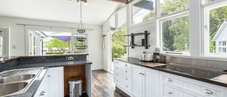 Jääkaappi, mikroaaltouuni, uuni, liesi