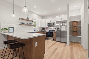 Fridge, microwave, oven, stovetop - Skyline | Hot tub | Rooftop Patio | Amazing Views (Kansas City)