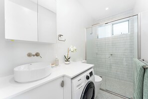 Shower, eco-friendly toiletries, hair dryer, towels - Coastal retreat near shops + beach (Corrimal)