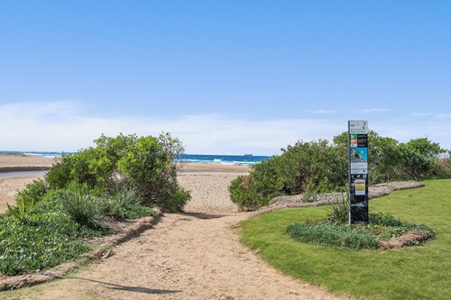 Coastal retreat near shops + beach