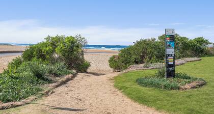 Coastal retreat near shops + beach