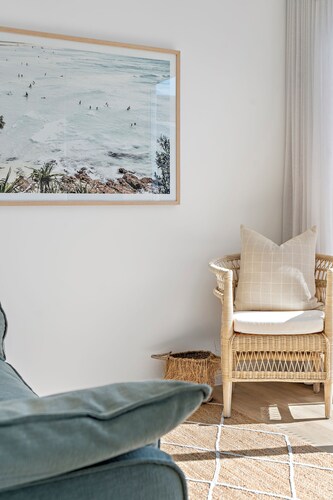 Coastal retreat near shops + beach