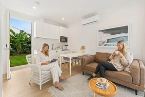 Een televisie en boeken